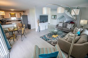 Enjoy Sunsets at Fully Equipped Condo at the Beach