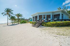 Peaceful Ocean Front Beach House in Bodden Town