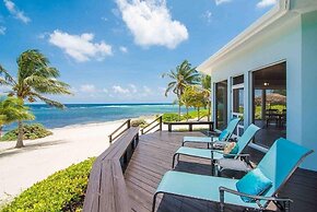 Peaceful Ocean Front Beach House in Bodden Town