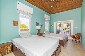 Peaceful Ocean Front Beach House in Bodden Town