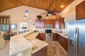 Peaceful Ocean Front Beach House in Bodden Town