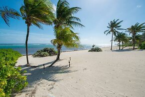 Peaceful Ocean Front Beach House in Bodden Town
