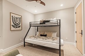 Norfolk Mountain Fantasy! 1121 5 Bedroom Home by RedAwning