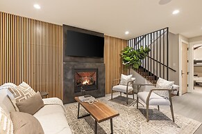 Norfolk Mountain Fantasy! 1121 5 Bedroom Home by RedAwning