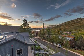 Norfolk Mountain Fantasy! 1121 5 Bedroom Home by RedAwning