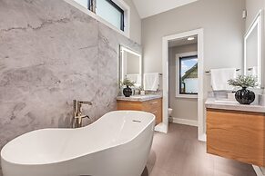 Norfolk Mountain Fantasy! 1121 5 Bedroom Home by RedAwning