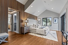 Norfolk Mountain Fantasy! 1121 5 Bedroom Home by RedAwning