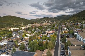 Norfolk Mountain Fantasy! 1121 5 Bedroom Home by RedAwning