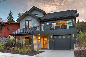 Norfolk Mountain Fantasy! 1121 5 Bedroom Home by RedAwning