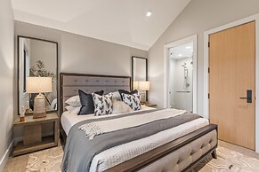 Norfolk Mountain Fantasy! 1121 5 Bedroom Home by RedAwning