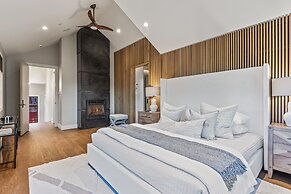Norfolk Mountain Fantasy! 1121 5 Bedroom Home by RedAwning