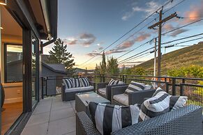 Norfolk Mountain Fantasy! 1121 5 Bedroom Home by RedAwning