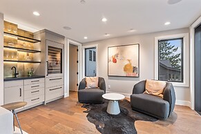 Norfolk Mountain Fantasy! 1121 5 Bedroom Home by RedAwning