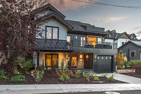 Norfolk Mountain Fantasy! 1121 5 Bedroom Home by RedAwning