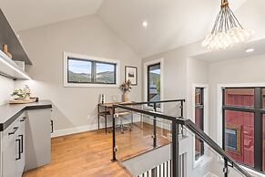 Norfolk Mountain Fantasy! 1121 5 Bedroom Home by RedAwning