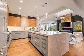 Norfolk Mountain Fantasy! 1121 5 Bedroom Home by RedAwning