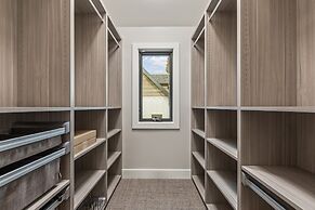 Norfolk Mountain Fantasy! 1121 5 Bedroom Home by RedAwning