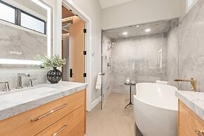 Norfolk Mountain Fantasy! 1121 5 Bedroom Home by RedAwning