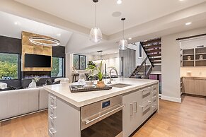 Norfolk Mountain Fantasy! 1121 5 Bedroom Home by RedAwning