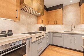 Norfolk Mountain Fantasy! 1121 5 Bedroom Home by RedAwning