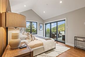 Norfolk Mountain Fantasy! 1121 5 Bedroom Home by RedAwning