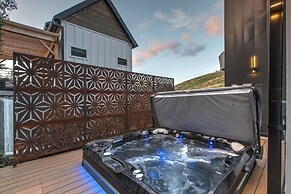 Norfolk Mountain Fantasy! 1121 5 Bedroom Home by RedAwning