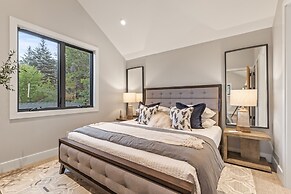 Norfolk Mountain Fantasy! 1121 5 Bedroom Home by RedAwning