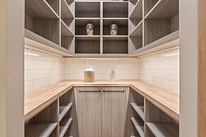 Norfolk Mountain Fantasy! 1121 5 Bedroom Home by RedAwning