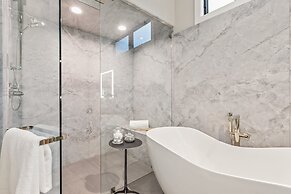 Norfolk Mountain Fantasy! 1121 5 Bedroom Home by RedAwning