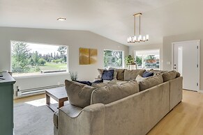 Chehalis Getaway w/ Golf Course View + Fire Pit!