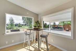 Chehalis Getaway w/ Golf Course View + Fire Pit!