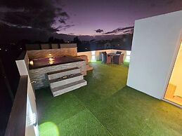 Rooftop Garden Jacuzzi Luxury Villa