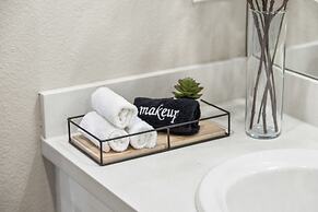 Chic Apt w Jacuzzi Lake Front Nr Casino Imax