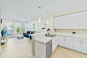 Chic Apt w Jacuzzi Lake Front Nr Casino Imax