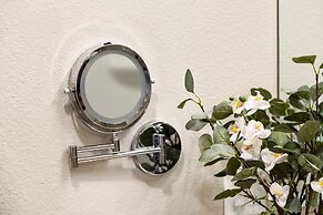 Chic Apt w Jacuzzi Lake Front Nr Casino Imax