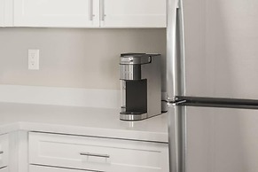 Chic Apt w Jacuzzi Lake Front Nr Casino Imax