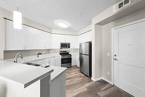 Chic Apt w Jacuzzi Lake Front Nr Casino Imax