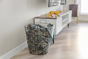 Chic Apt w Jacuzzi Lake Front Nr Casino Imax