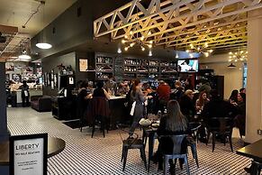 Chic Apt w Jacuzzi Lake Front Nr Casino Imax