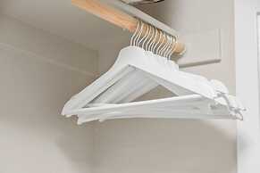 Chic Apt w Jacuzzi Lake Front Nr Casino Imax