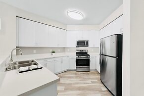 Chic Apt w Jacuzzi Lake Front Nr Casino Imax