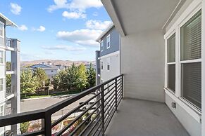 Chic Apt w Jacuzzi Lake Front Nr Casino Imax