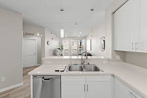 Chic Apt w Jacuzzi Lake Front Nr Casino Imax