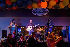 Chic Apt w Jacuzzi Lake Front Nr Casino Imax