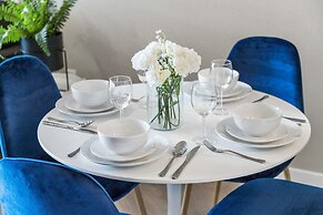 Chic Apt w Jacuzzi Lake Front Nr Casino Imax