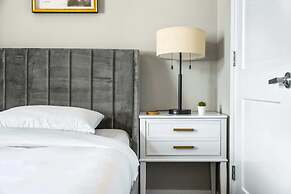 Designer Apt With Jacuzzi Pool Mountain Views