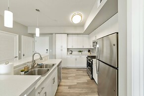 Designer Apt With Jacuzzi Pool Mountain Views