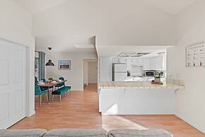 Delightful 4BR Home Nr Downtown Reno w Fireplace