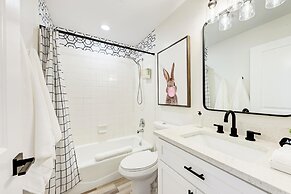 Charming Florida Beach Home w King Bed Patio