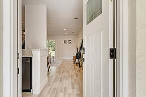 Charming Florida Beach Home w King Bed Patio